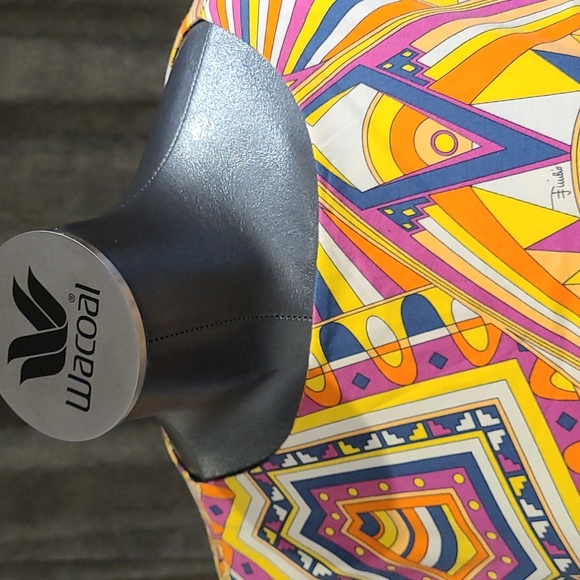 Emilio Pucci stunning top with open back size 46 NWT - Picture 5 of 12